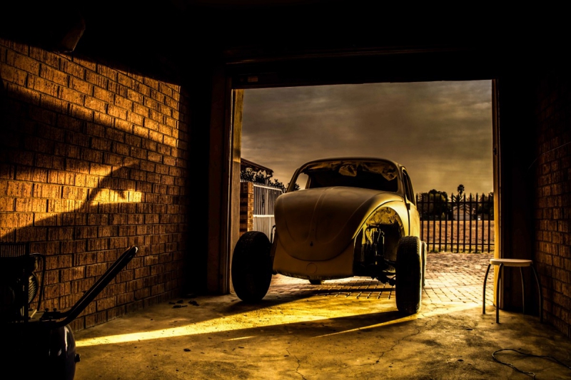 carrosserie-CASTELLAR-min_car_garage_volkswagen_sunset_vw_beetle-81658